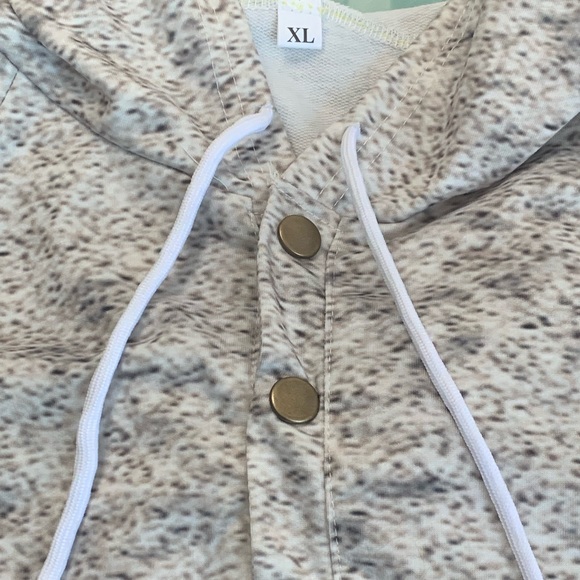 CUTE TOP WITH HOOD. (NEW) - Picture 5 of 9